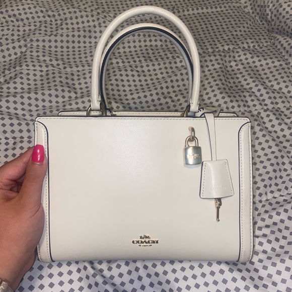 Cream coach bag with shoulder strap included - Picture 2 of 8